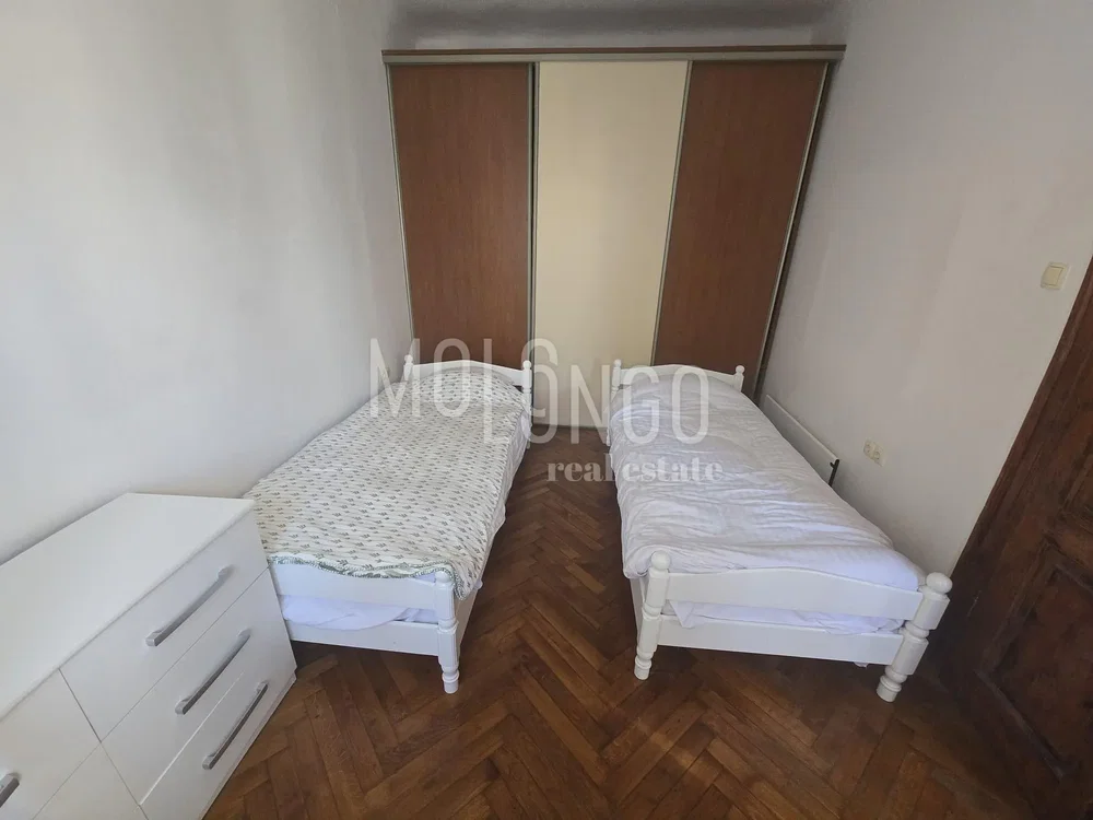 Chambre d'enfant; parquet, lumière naturelle