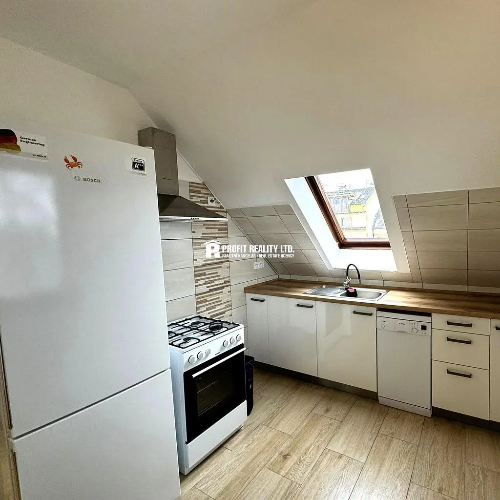 Кухня; кухненски уреди, естествена светлина, гледка