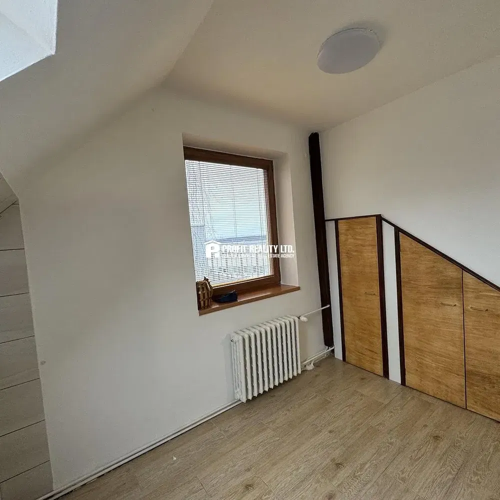 Спалня; естествена светлина, дървен под