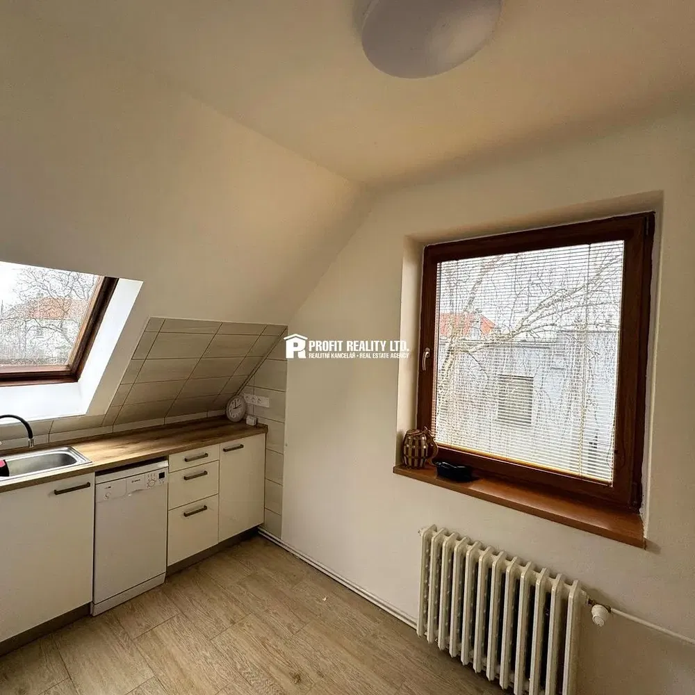 Кухня; плочки, дървен под, естествена светлина