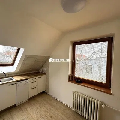 Кухня; плочки, дървен под, естествена светлина