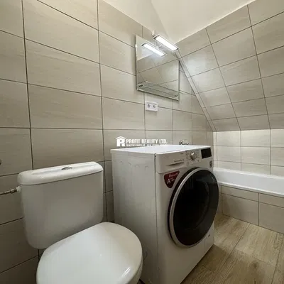 Тоалетна; плочки, естествена светлина, ремонтиран