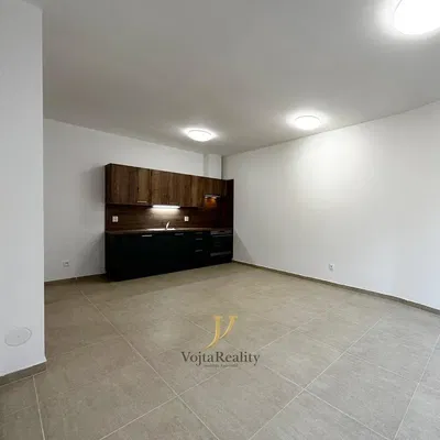 Kuhinja; pločice, kućanski aparati, prirodna svjetlost