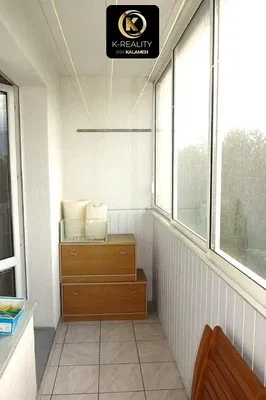 شرفة; أرضية من البلاط, ضوء طبيعي