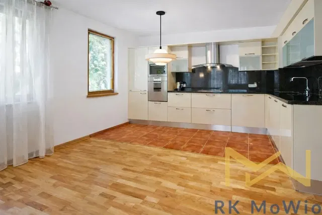 Кухня; кухненски уреди, дървен под, плочки, естествена светлина, модерен стил