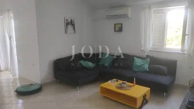 غرفة معيشة; أرضية من البلاط, ضوء طبيعي, أسلوب عصري