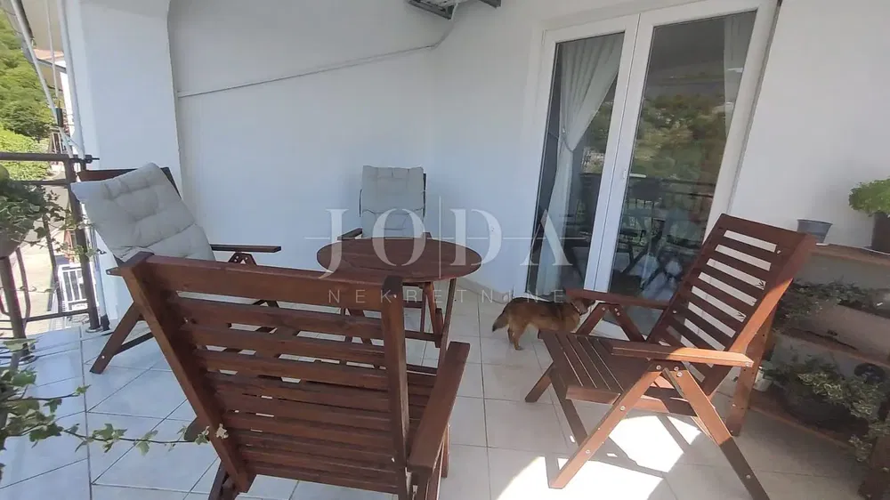 شرفة; أرضية من البلاط, ضوء طبيعي