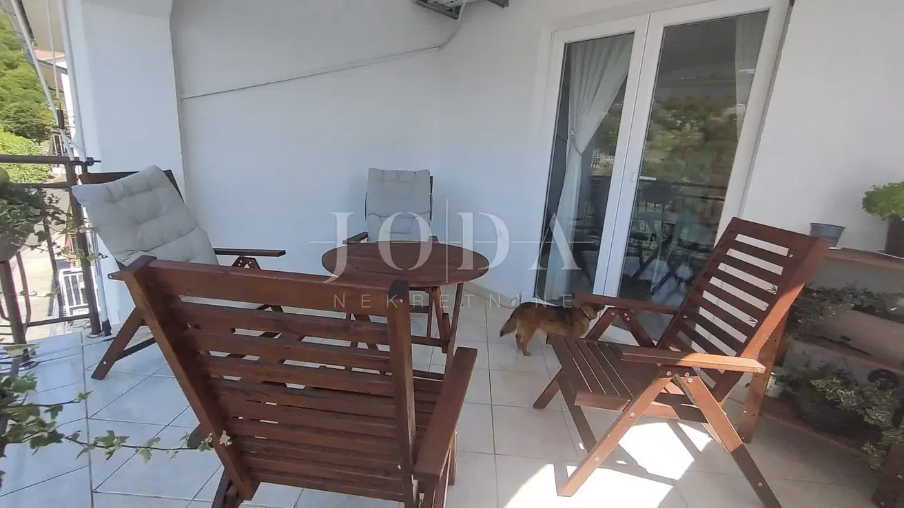 شرفة; أرضية من البلاط, ضوء طبيعي