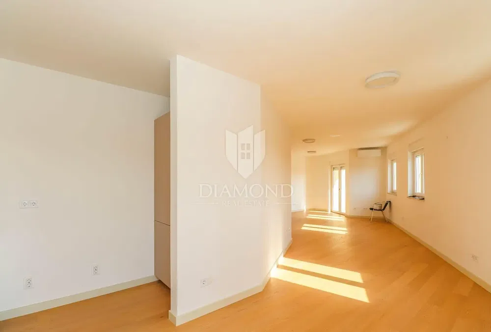 Salon; lumière naturelle, parquet, rénové