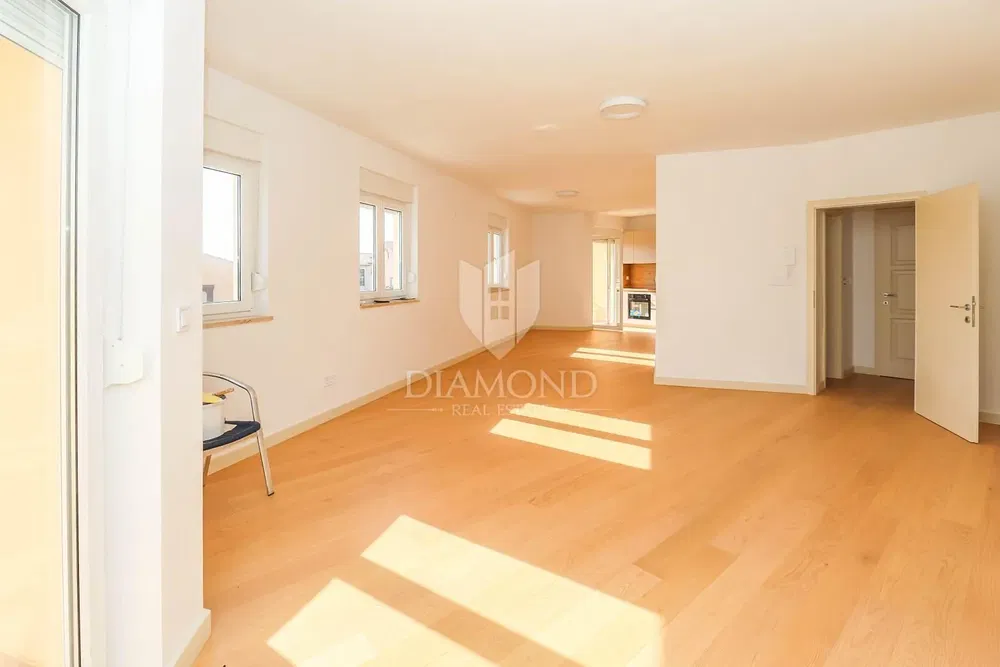 Salon; lumière naturelle, parquet, rénové