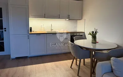 Cuisine; parquet, lumière naturelle, style moderne