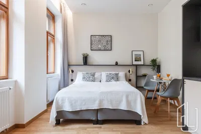 Ložnice; dřevěná podlaha, přirozené světlo, moderní styl