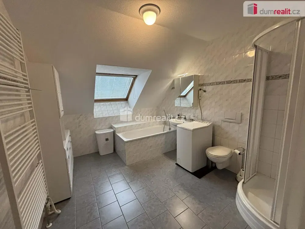 Banyo; fayans zemin, doğal ışık