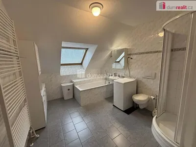 Banyo; fayans zemin, doğal ışık