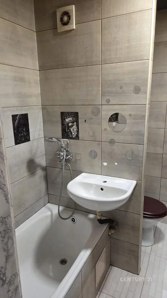 Toilette; pavimento in piastrelle, luce naturale
