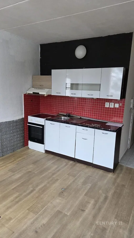 Cucina; elettrodomestici, pavimento in piastrelle
