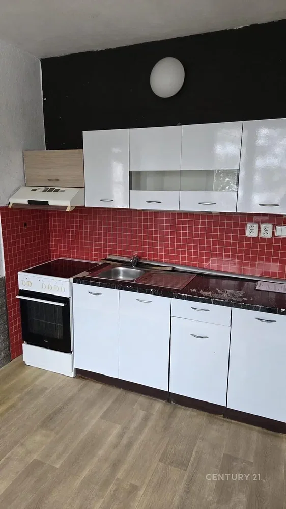 Cucina; elettrodomestici, pavimento in piastrelle, ristrutturato