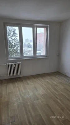 Soggiorno; vista, luce naturale, pavimento in piastrelle