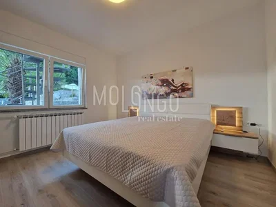 Quarto; luz natural, chão de madeira, estilo moderno