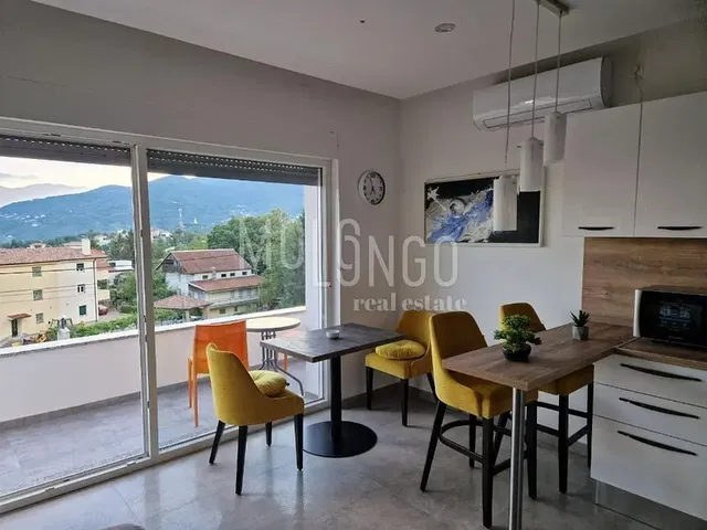 Kuchyně; výhled, moderní styl, přirozené světlo