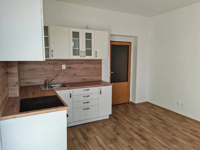Kuchnia; sprzęt kuchenny, podłoga z płytek