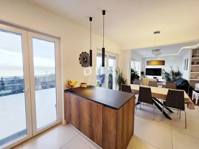 Kuchyně; výhled, dlažba, přirozené světlo, moderní styl