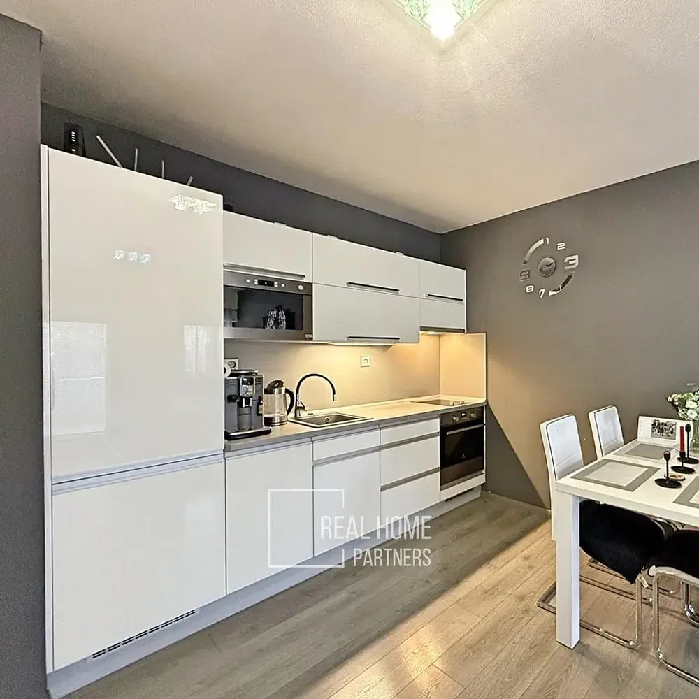 Kuchyně; kuchyňské spotřebiče, moderní styl, dřevěná podlaha, přirozené světlo, po rekonstrukci