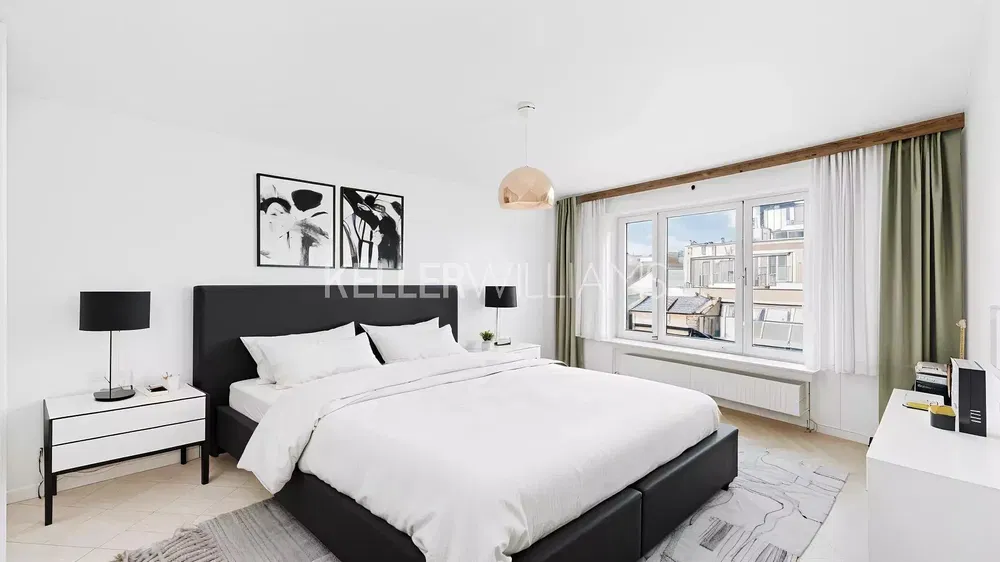 Ložnice; přirozené světlo, moderní styl, dlažba