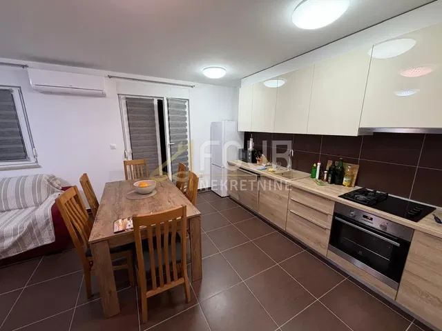 Cuisine; carrelage, rénové, lumière naturelle, style moderne