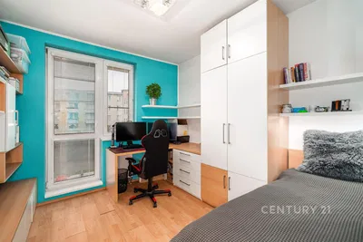 Dormitorio; suelo de madera, luz natural, estilo moderno