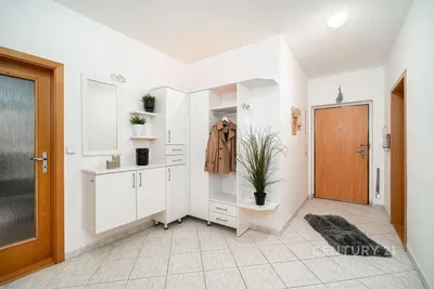 Vestuario; suelo de baldosas, luz natural