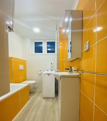 Banyo; fayans zemin, doğal ışık