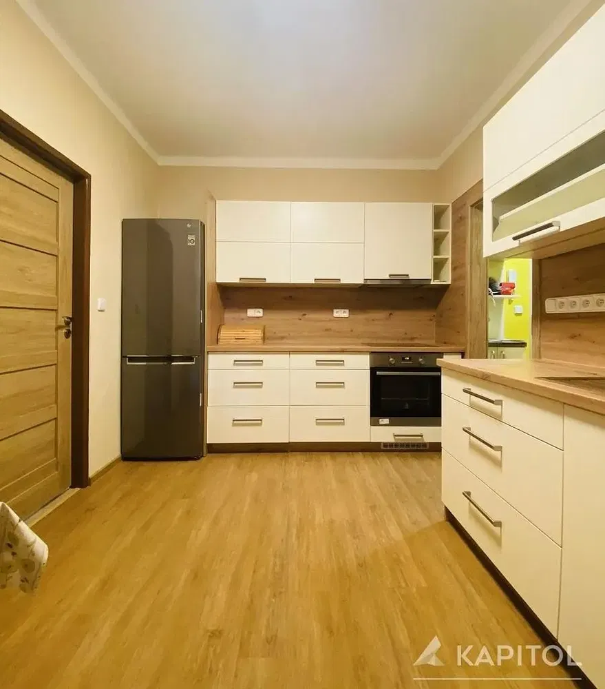 Mutfak; mutfak aletleri, ahşap zemin, tadilatlı, doğal ışık