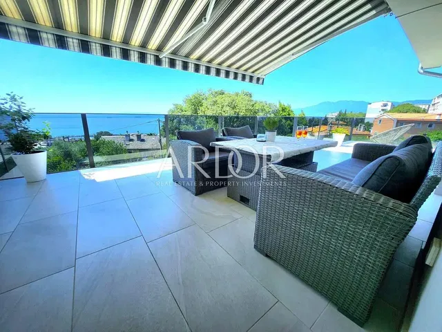 Terrace; view, tile floor, natural light