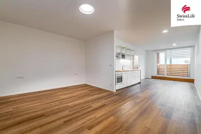 Cozinha; chão de madeira, luz natural, renovado