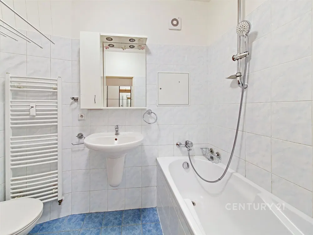 Łazienka; podłoga z płytek, światło dzienne, wyremontowany