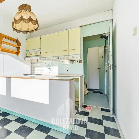 Cucina; necessita ristrutturazione, pavimento in piastrelle
