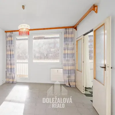 Wohnzimmer; tageslicht, fliesenboden, blick