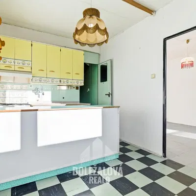 Küche; renovierungsbedürftig, fliesenboden