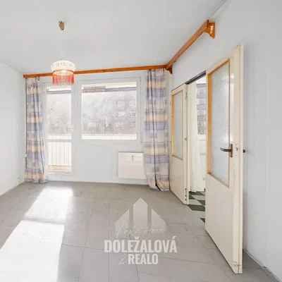 غرفة معيشة; أرضية من البلاط, ضوء طبيعي, إطلالة