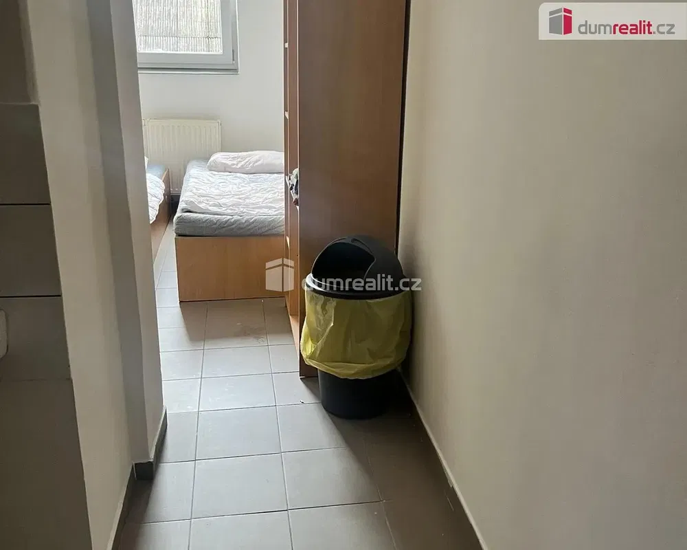 Спалня; плочки, естествена светлина