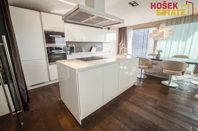 Kuchyně; kuchyňské spotřebiče, moderní styl, dřevěná podlaha, přirozené světlo