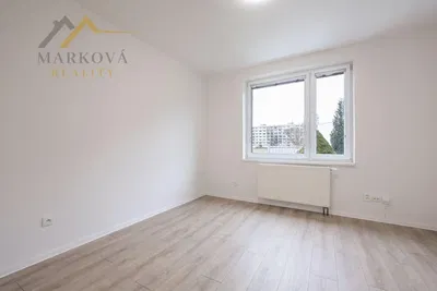 Salon; vue, carrelage, lumière naturelle, rénové