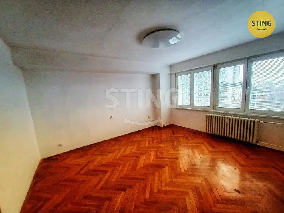 Salón; suelo de madera, luz natural, vista