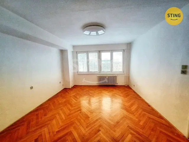 Salón; suelo de madera, luz natural