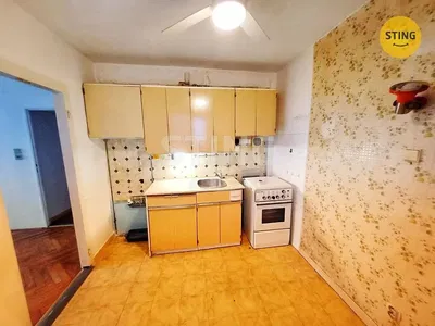 Cocina; suelo de baldosas, necesita renovación