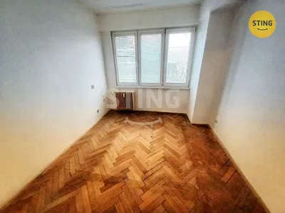 Dormitorio; suelo de madera, luz natural