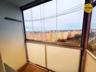 Balcón; vista, suelo de baldosas