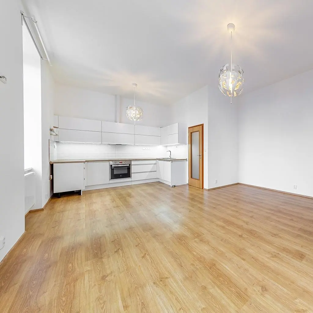 Cuisine; parquet, lumière naturelle, style moderne