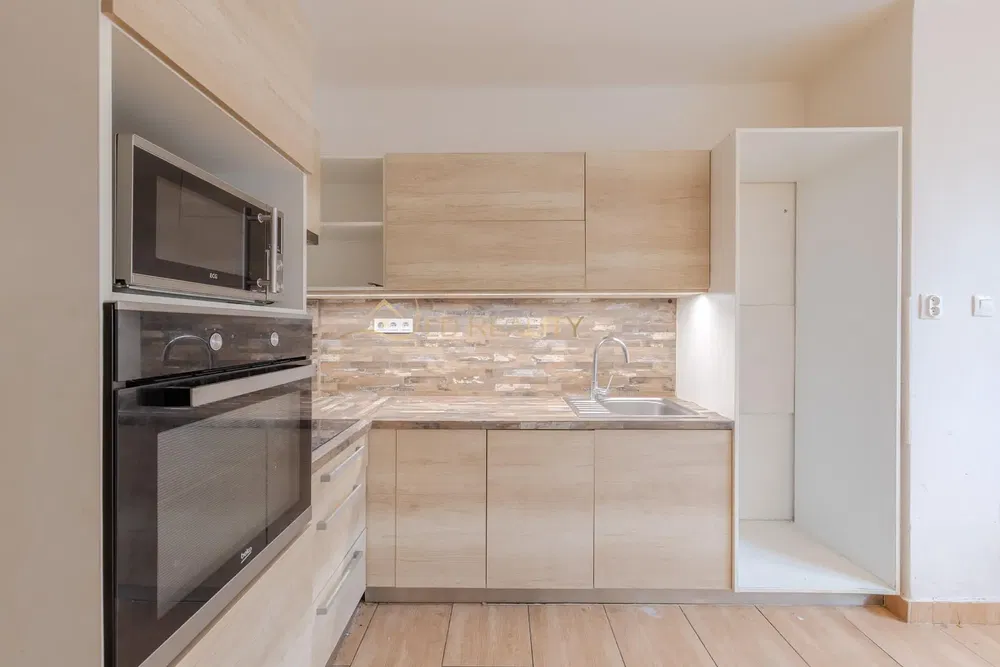 Cuisine; électroménager, rénové, lumière naturelle, style moderne